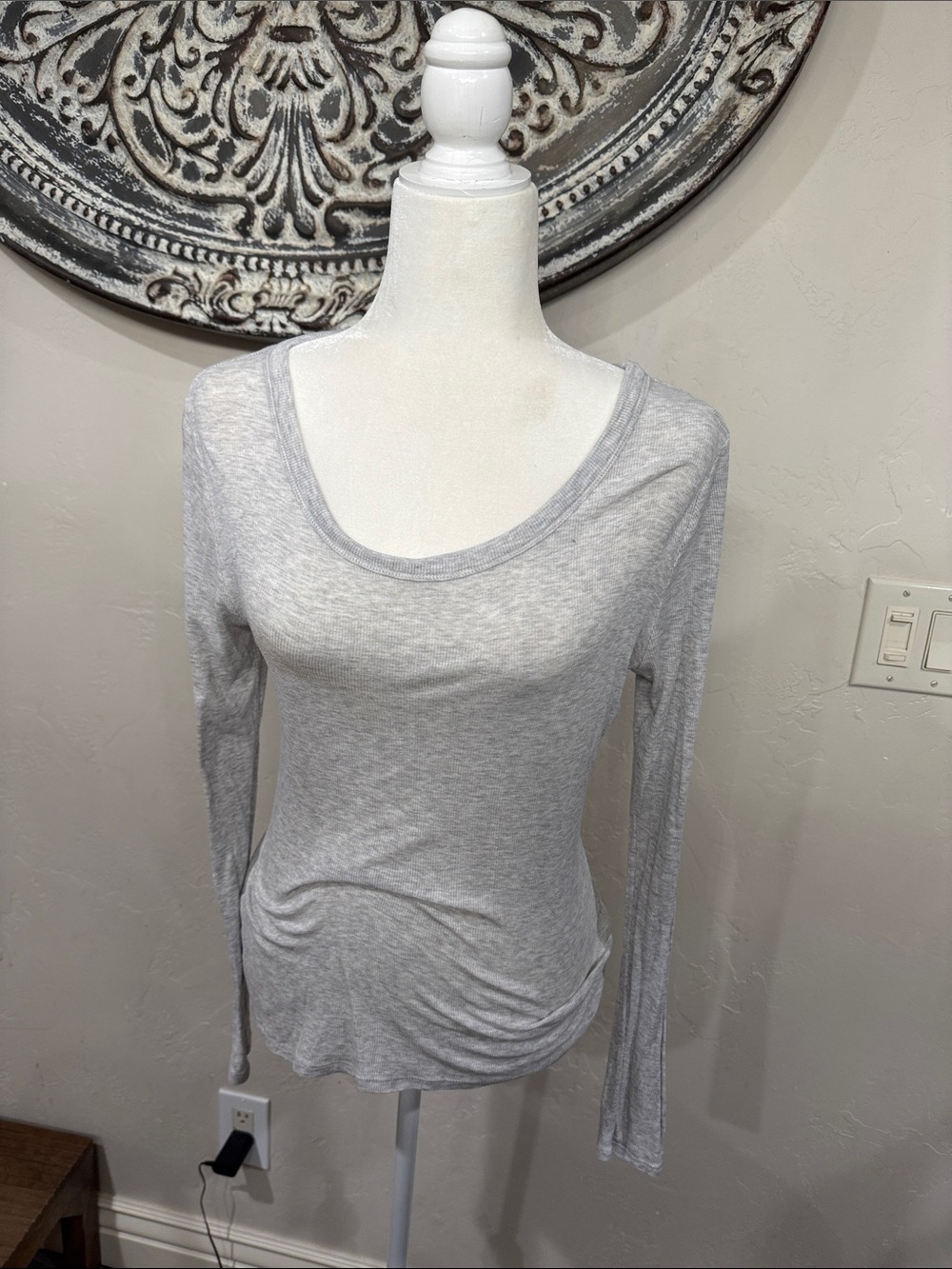 Fabletics Light Gray Scoop-Neck Long Sleeve Top
